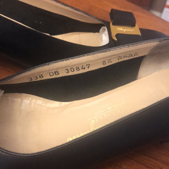 Salvatore Ferragamo boutique Gold Bow - Picture 7 of 7